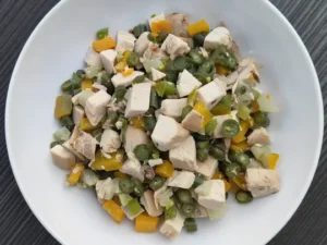 low carbohydrate chicken meals for dogs from Hungry Eyes Fresh Dog Food Bangalore. One of the best grain free meals for dogs to support weight loss.